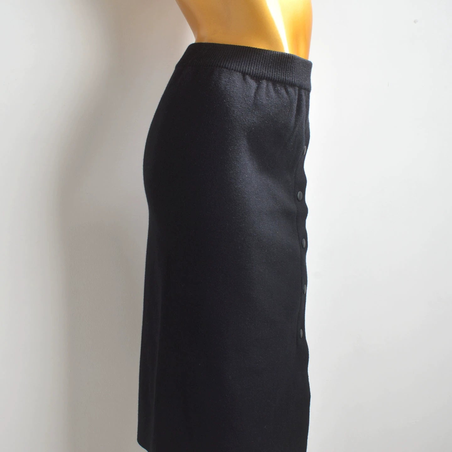black single-breasted knitted skirt