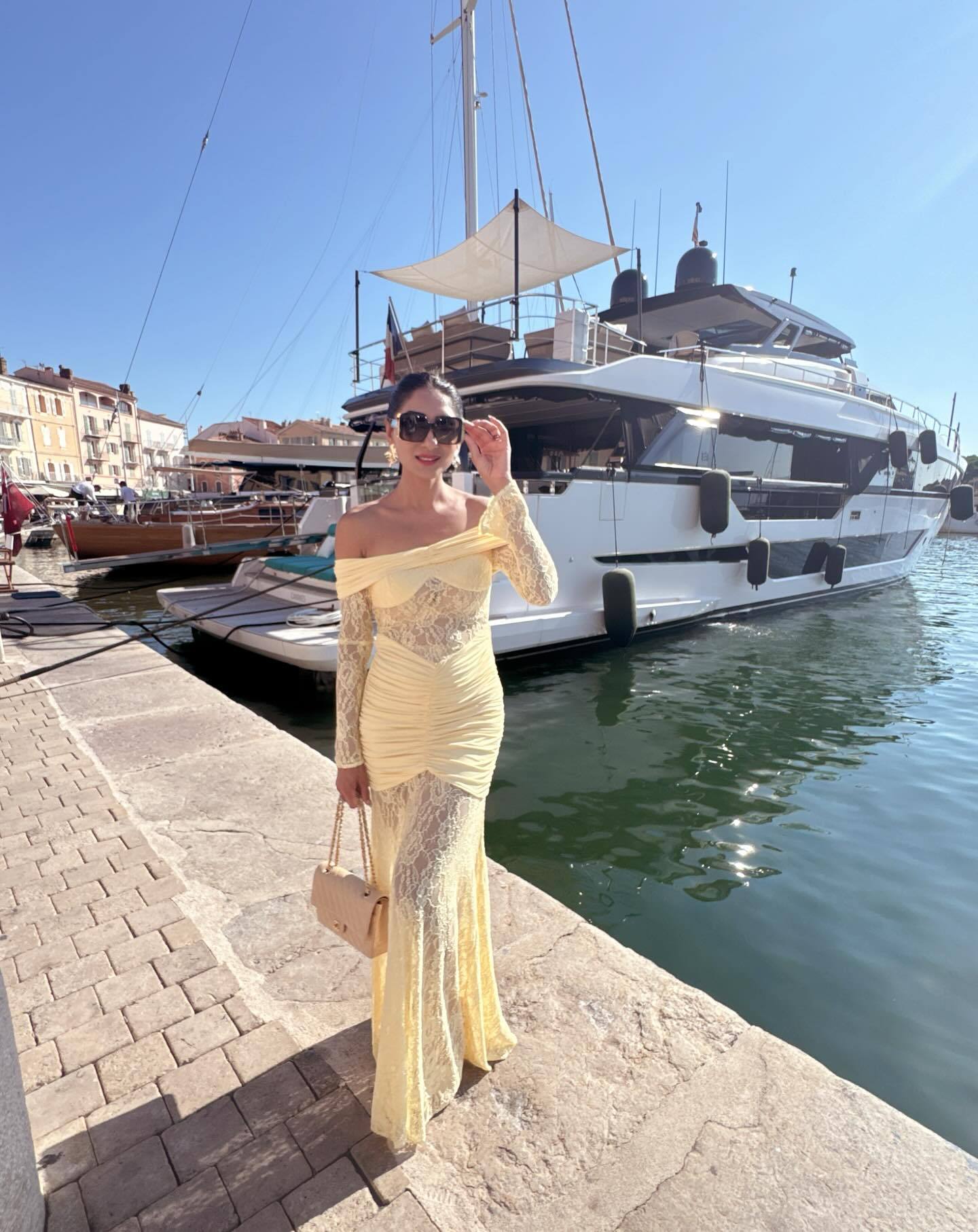 Lace-trimmed flared sleeve fishtail maxi skirt