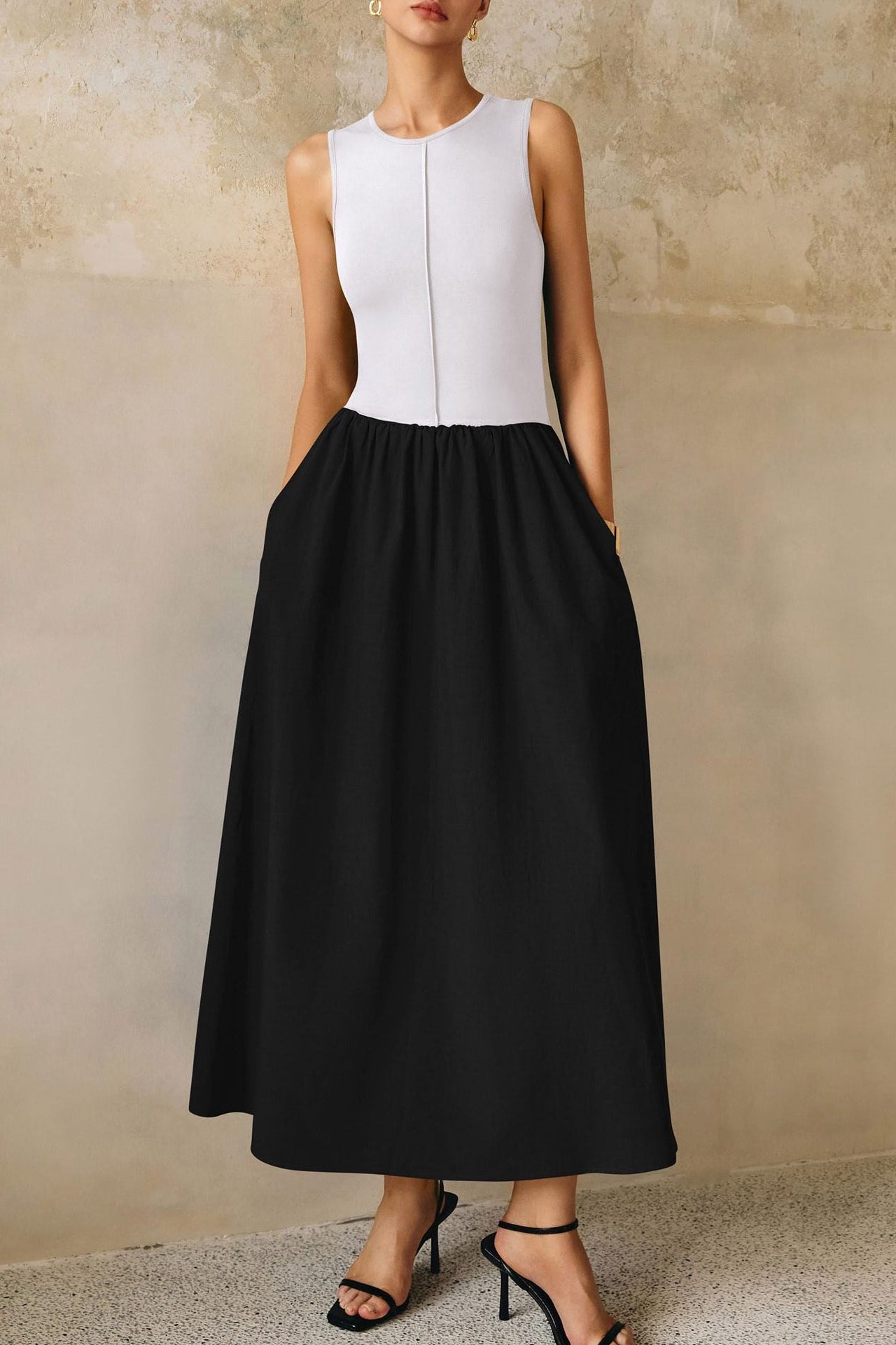 Round neck pleated maxi dress