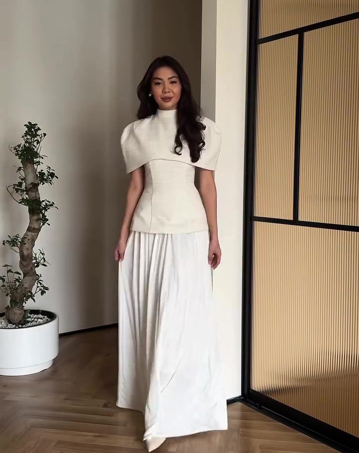 white short-sleeved long skirt suit